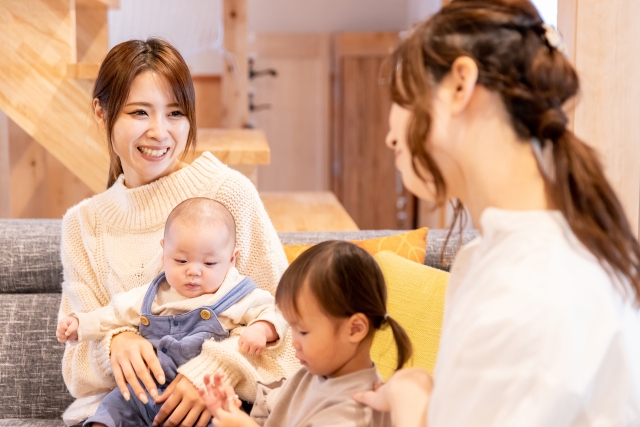 子供を抱える女性スタッフ