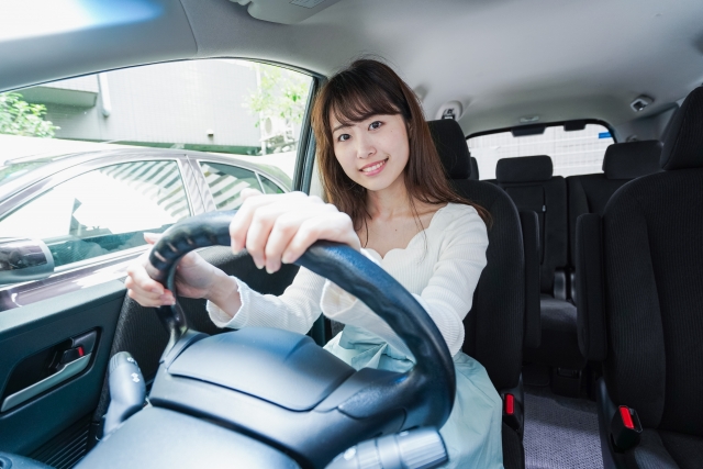 運転する女性